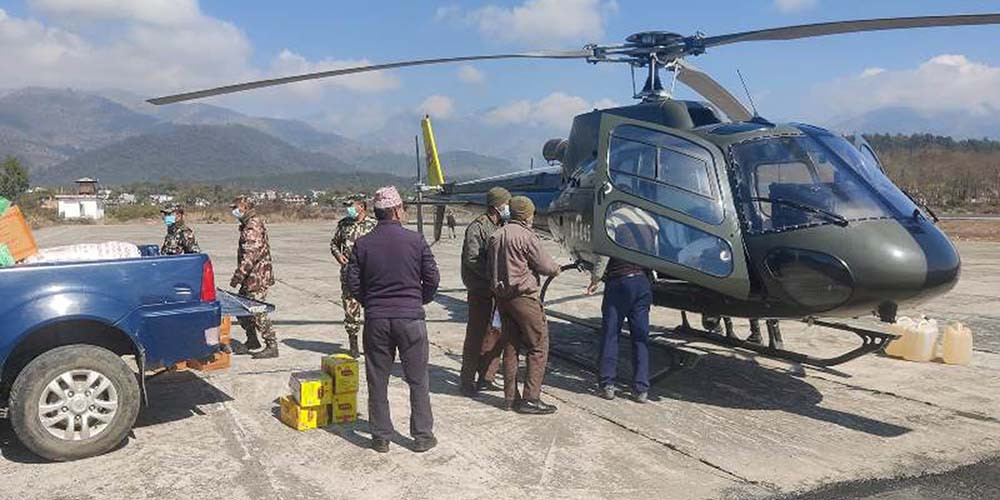 प्रदेश सरकारबाट हिउँमा फसेकालाई हेलिकप्टरमार्फत खाद्यान्न सहयोग 